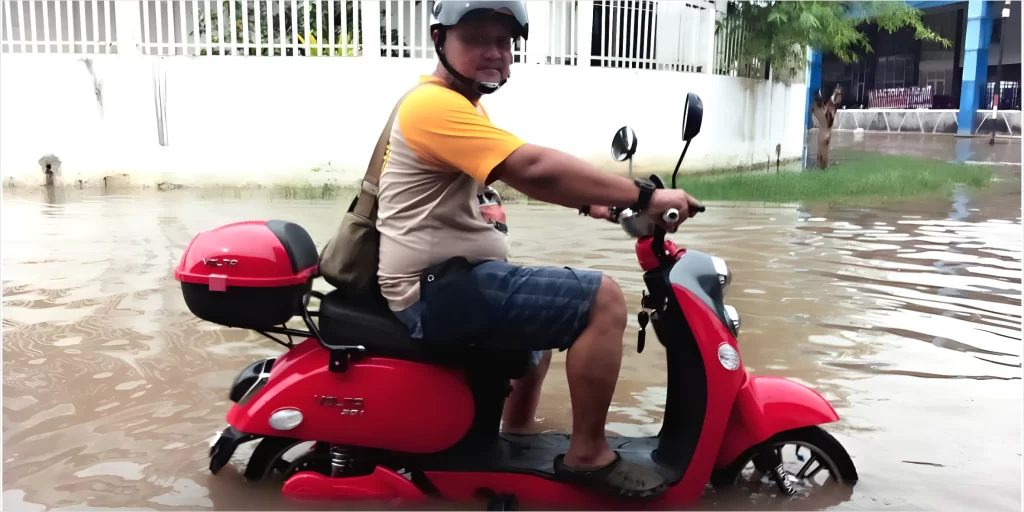 Gambar sepeda listrik banjir
