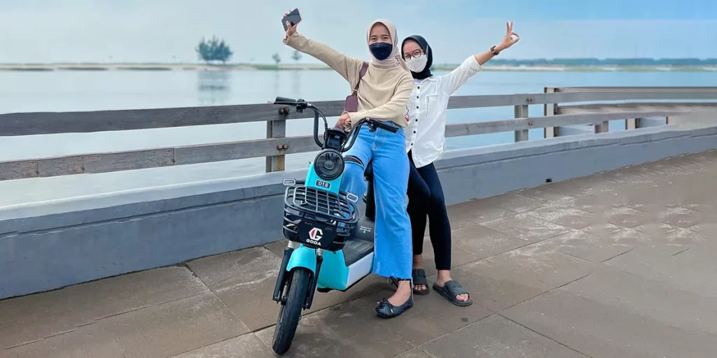 Gambar ide foto aesthetic sepeda listrik di pantai